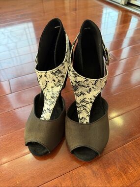 Vagari Black Snakeskin Print Peep Toe T-Strap Heels Size 6